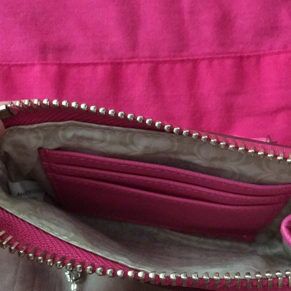 Small zip side wristlet. - Picture 4 of 5